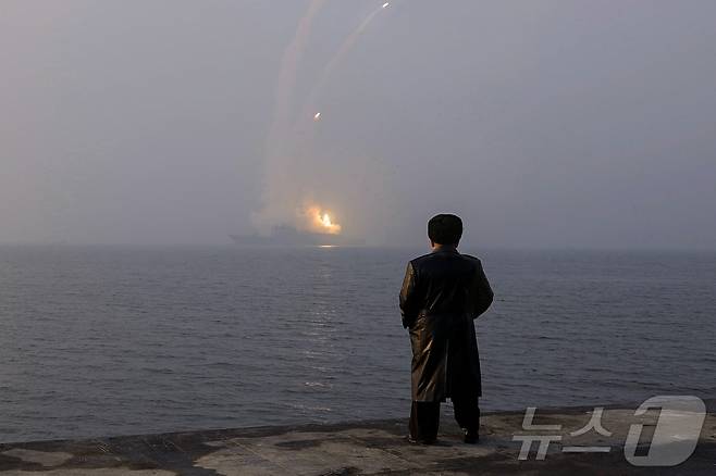 (평양 노동신문=뉴스1) = 김정은 북한 노동당 총비서가 지난 4일 진행된 5000톤급 구축함 '최현함'의 전략순항미사일 시험발사를 지켜보는 모습. [국내에서만 사용가능. 재배포 금지. DB 금지. For Use Only in the Republic of Korea. Redistribution Prohibited] rodongphoto@news1.kr