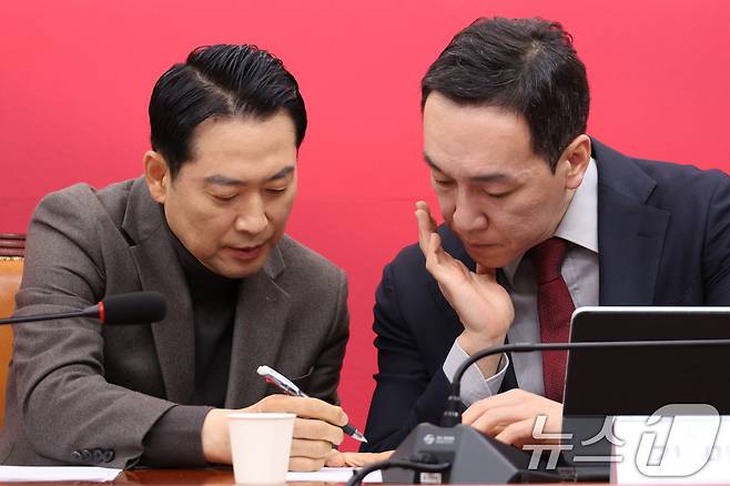 장동혁 국민의힘 대표와 김민수 최고위원이 지난 1월 8일 서울 여의도 국회에서 열린 최고위원회의에서 대화하고 있는 모습. 2026.1.8 ⓒ 뉴스1 신웅수 기자