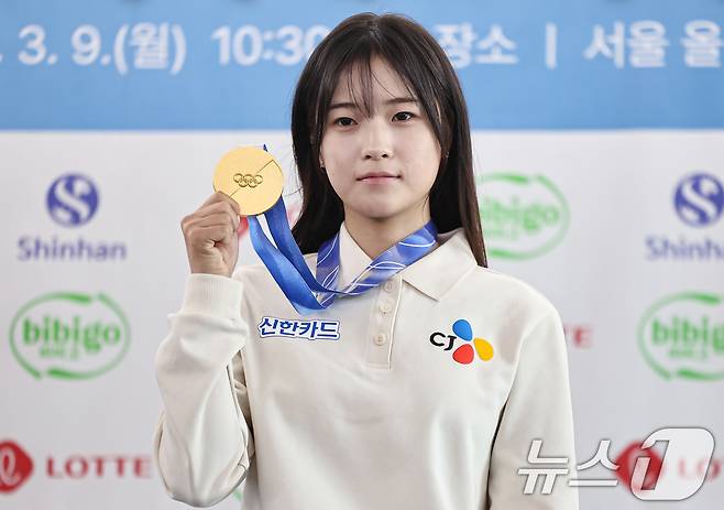 2026 밀라노·코르티나담페초 동계올림픽 스노보드 금메달리스트 최가온이 9일 서울 송파구 올림픽파크텔에서 열린 미디어데이에서 금메달을 들고 포즈를 취하고 있다. 2026.3.9 ⓒ 뉴스1 김도우 기자