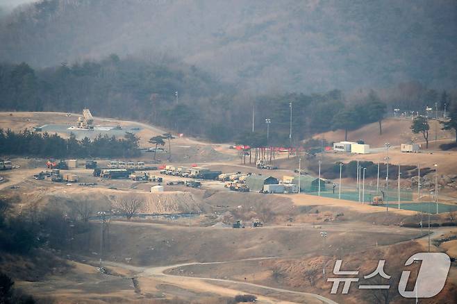 10일 오후 경북 성주군 주한미군 사드 기지 모습. 발사대가 하늘을 향해 세워진 채 기지에는 적막이 흐르고 있다. 2026.3.10 ⓒ 뉴스1 공정식 기자
