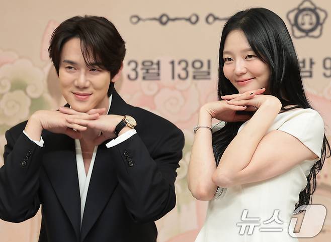 배우 유연석과 이솜(오른쪽)이 11일 서울 양천구 목동 SBS에서 열린 새 금토드라마 '신이랑 법률사무소'(극본 김가영, 강철규/ 연출 신중훈) 제작발표회에 참석해 포즈를 취하고 있다. '신이랑 법률사무소'는 망자의 한을 통쾌하게 풀어주는 '신들린 변호사' 신이랑(유연석 분)과 승소에 모든 것을 건 '냉혈 엘리트 변호사' 한나현(이솜 분)의 기묘하고도 따뜻한 한풀이 어드벤처를 그린 드라마다. 2026.3.11 ⓒ 뉴스1 권현진 기자