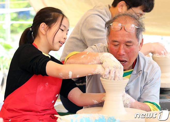 경기 이천시 신둔면 예스파크와 사기막골 도예촌에서 열린 제37회 이천도자기축제를 찾은 관람객들이 물레체험을 하고 있는 모습.(이천시 제공) 2023.4.30 ⓒ 뉴스1