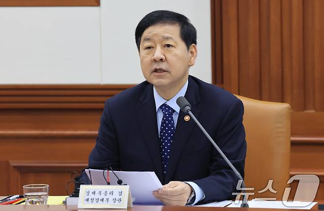 구윤철 부총리 겸 재정경제부 장관이 11일 서울 종로구 정부서울청사에서 열린 비상경제장관회의에서 모두발언을 하고 있다. 2026.3.11 ⓒ 뉴스1 임세영 기자