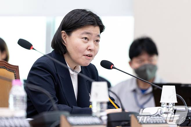 임은정 서울동부지검장이 23일 서울 여의도 국회 법제사법위원회에서 열린 서울고등검찰청·서울중앙지방검찰청 등에 대한 국정감사에 출석해 의원 질의에 답변하고 있다. 2025.10.23 ⓒ 뉴스1 이승배 기자
