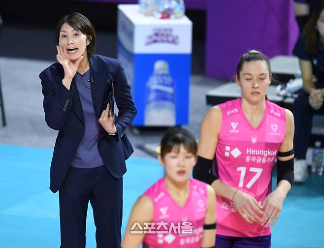 흥국생명 요시하라 토모코 감독이 3일 인천 삼산월드체육관에서 열린 2025~2026 V-리그 도로공사와 경기에서 작전지시를 하고 있다.  2025. 12. 3. 삼산 | 최승섭기자 thunder@sportsseoul.com