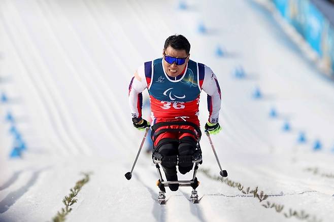 신의현이 10일(한국시간) 이탈리아 테세로 크로스컨트리 스타디움에서 열린 2026 밀라노·코르티나 동계패럴림픽 크로스컨트리 남자 스프린트에서 레이스를 펼치고 있다. 사진 | 대한장애인체육회