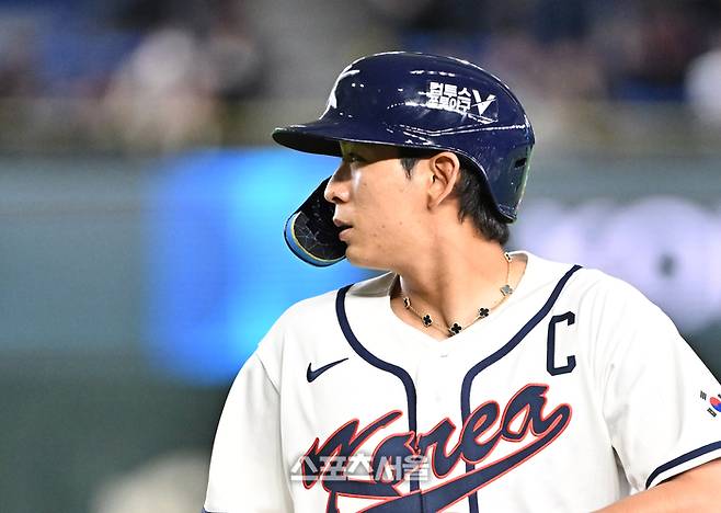 대한민국 야구대표팀의 이정후가 5일 일본 도쿄 도쿄돔에서 열린 2026 월드베이스볼클래식(WBC) 조별리그 체코와 경기 8회말 2사 안타를 친 뒤 1루로 진루해 있다. 도쿄(일본) | 박진업 기자 upandup@sportsseoul.com