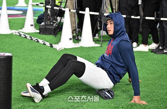 대한민국 야구대표팀의 이정후가 7일 일본 도쿄 도쿄돔에서 열린 2026 WBC 조별리그 일본과의 경기에 앞서 웜업을 하며 몸을 풀고 있다. 도쿄(일본) | 박진업 기자 upandup@sportsseoul.com