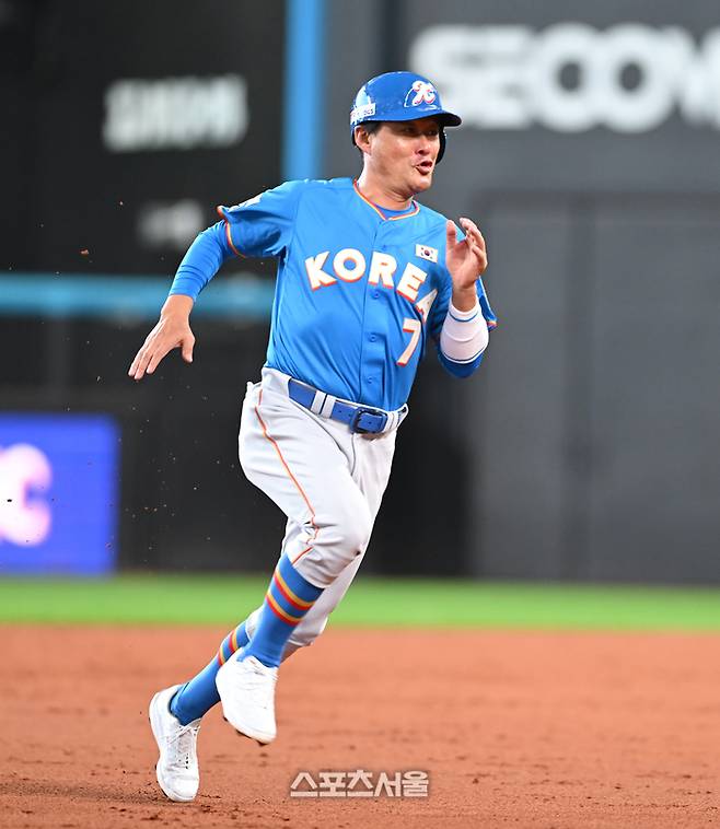 30일 일본 에스콘필드 홋카이도에서 ‘한일 드림 플레이어즈 게임’이 열렸다. 이 게임은 한국과 일본 프로야구를 대표했던 스타들이 총  출동해 양국의 우정을 이어간다. 3회초 무사 1루 이대호의 2루타때 이종범이 질주 득점을 올리고 있다. 사진 | 공동취재단