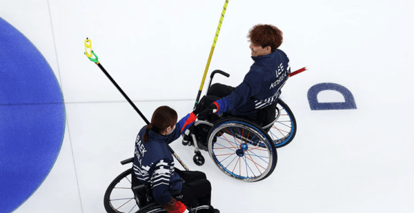 2026 밀라노·코르티나 동계패럴림픽 4일차에 한국 휠체어 컬링 믹스더블의 백혜진–이용석 조가 준결승에서 미국을 6-3으로 꺾고 결승에 진출했다. /사진=SNS캡처