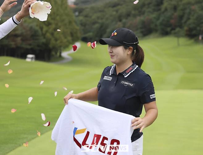 축하 꽃세례 받는 홍정민(24·한국토지신탁). /사진=STN뉴스 DB