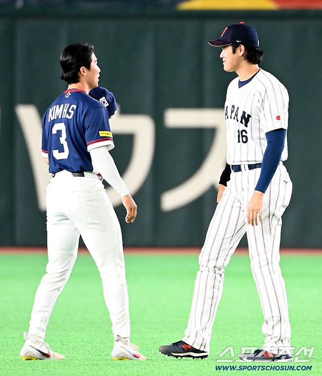 7일 일본 도쿄돔에서 열린 WBC(월드베이스볼클래식) 한국과 일본의 경기. 경기 전 오타니와 김혜성이 인사를 나누고 있다. 도쿄(일본)=허상욱 기자wook@sportschosun.com/2026.03.07/