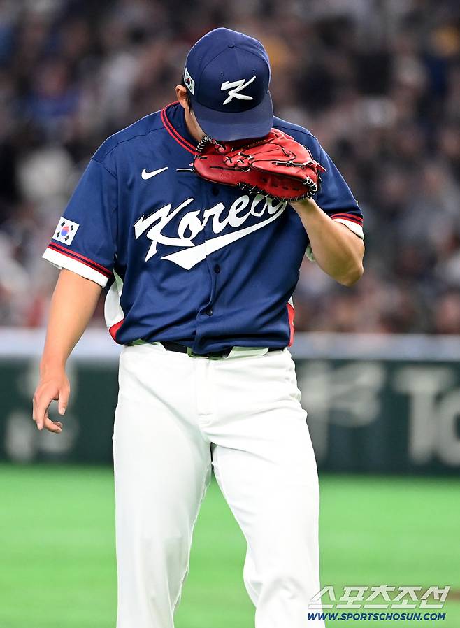 9일 일본 도쿄돔에서 열린 WBC(월드베이스볼클래식) 한국과 호주의 경기, 5회말 솔로홈런을 내주며 이닝을 끝낸 소형준이 더그아웃으로 향하고 있다. 도쿄(일본)=허상욱 기자wook@sportschosun.com/2026.03.09/