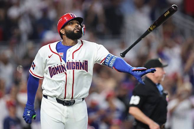 MIAMI, FLORIDA - MARCH 08: Junior Caminero #13 of the Dominican Republic hits a three run home run during the fifth inning against the Kingdom of the Netherlands at loanDepot park on March 08, 2026 in Miami, Florida.   Carmen Mandato/Getty Images/AFP (Photo by Carmen Mandato / GETTY IMAGES NORTH AMERICA / Getty Images via AFP)







<저작권자(c) 연합뉴스, 무단 전재-재배포, AI 학습 및 활용 금지>