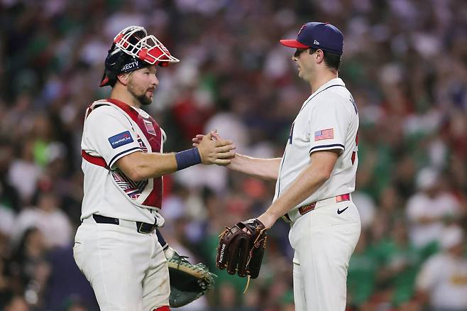 미국 포수 칼 롤리가 10일(한국시각) B조 멕시코전 승리 후 개럿 위트락과 악수하고 있다. AFP연합뉴스