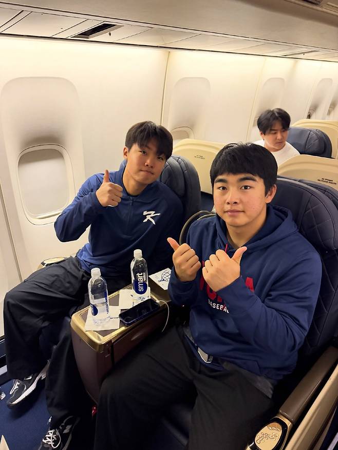 전세기에 나란히 탑승한 한화 정우주(왼쪽)와 문현빈. 사진제공=KBO SNS