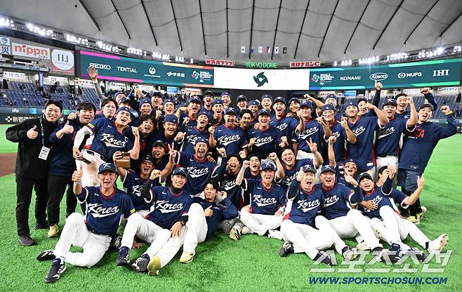 일본 도쿄돔에서 열린 WBC(월드베이스볼클래식) 한국과 호주의 경기, 한국이 승리하며 8강행을 확정했다. 환호하며 포즈를 취한 류지현 감독과 대표팀 선수들. 도쿄(일본)=허상욱 기자wook@sportschosun.com/2026.03.09/
