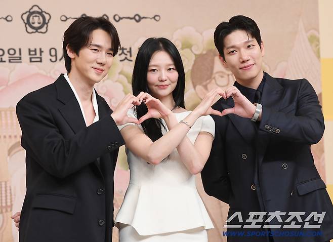 SBS 드라마 '신이랑 법률사무소' 제작발표회가 11일 오후 서울 목동 SBS에서 열렸다. 배우 유연석, 이솜, 김경남이 포즈 취하고 있다. 정재근 기자 cjg@sportschosun.com/2026.3.11/