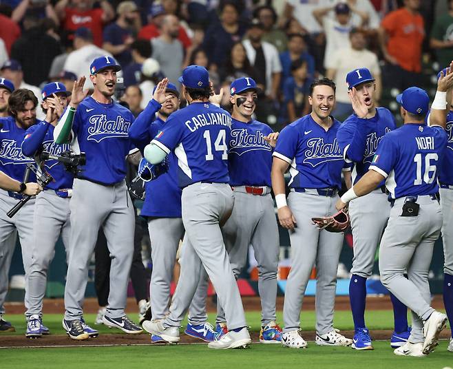 Mar 10, 2026; Houston, TX, United States; Italy right fielder Jac Caglianone (14) celebrates with teammates after defeating the United States at Daikin Park. Mandatory Credit: Thomas Shea-Imagn Images

<저작권자(c) 연합뉴스, 무단 전재-재배포, AI 학습 및 활용 금지>