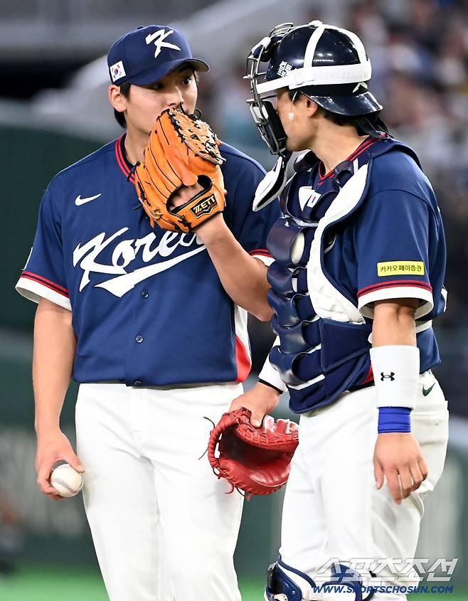 7日、日本東京ドームで開かれたWBC（ワールドベースボールクラシック）韓国と日本の試合。 4回末2社1塁危機を迎えたチョ・ビョンヒョンパク・ドンウォンバッテリーが話をしている。東京(日本)=ホ・サンウク記者wook@sportschosun.com/2026.03.07/