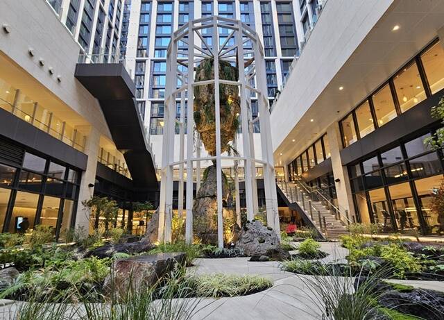 '원주 롯데캐슬 시그니처'의 '어스 세이버'는 아미스트를 활용한 기후적응 조경시설과 기후변화 관련 학습내용이 담긴 QR코드∙놀이 판넬 등 다양한 놀이경험을 담았다는 점에서 높이 평가 받았다. /롯데건설