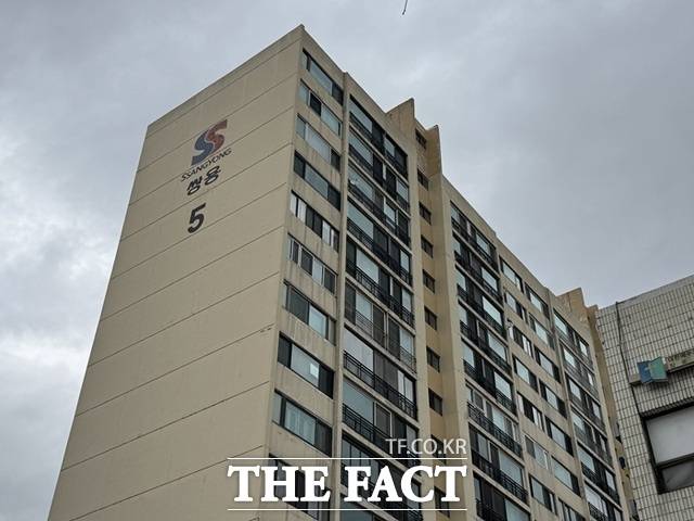 대치쌍용1차아파트 재건축 조합은 지난달 24일 삼성물산을 우선협상대상자로 선정했다. 사진은 대치쌍용1차아파트. /황준익 기자