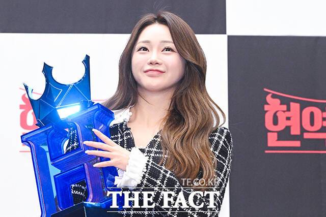 가수 홍지윤이 11일 오전 서울 마포구 상암동 스탠포드호텔에서 열린 MBN 서바이벌 예능 ‘현역가왕3’ 기자간담회에 참석해 트로피를 들고 포즈를 취하고 있다. /서예원 기자