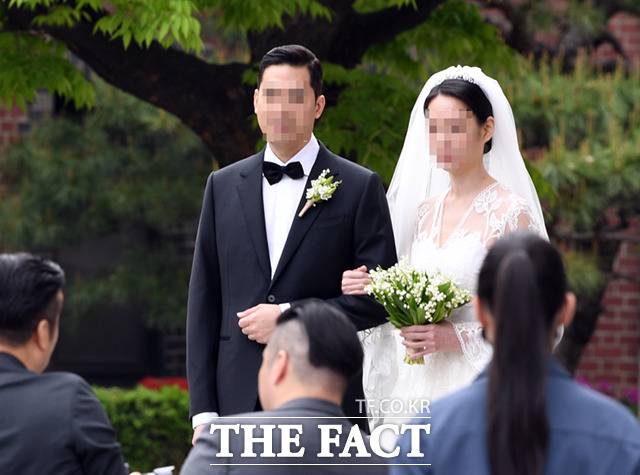 정태영 현대카드 부회장의 장녀 유미 씨가 결혼식에 앞서 기념촬영하고 있다.