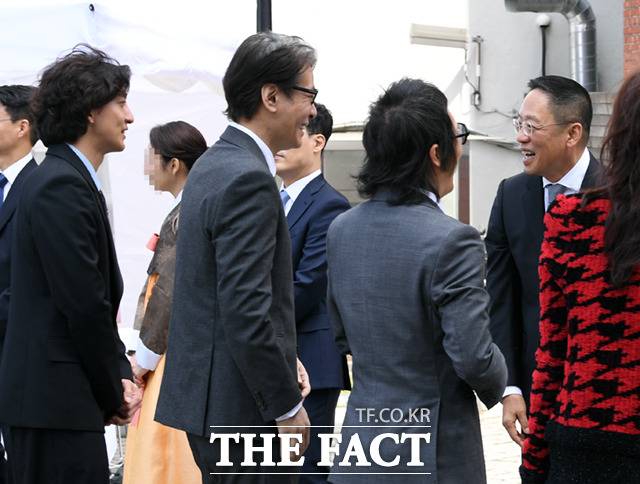 가수 최정훈(왼쪽)과 윤상이 정 부회장과 인사하고 있다.