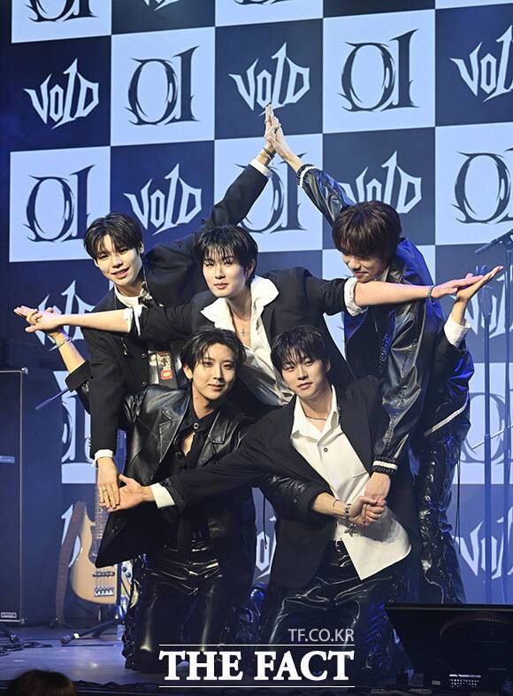 밴드 보이드의 멤버 신노스케 조주연 송유찬 정지섭 케빈박(왼쪽 위부터 시계방향)이 11일 오후 서울 종로구 동숭동 SA홀에서 열린 데뷔 미니앨범 '01' 발매 기념 미디어 쇼케이스에 참석해 다양한 얘기를 나눴다. /김성렬 기자