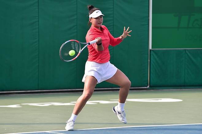 폭발적인 스트로크를 구사하는 이서진. 아쉽게 4강전에서 탈락했다. 사진 대한테니스협회