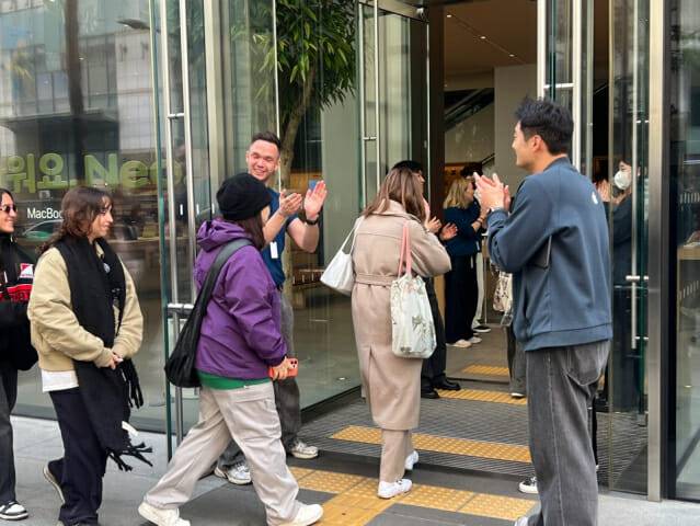 11일 서울 중구 애플스토어 명동 매장에서 신제품 출시를 맞아 직원들의 박수를 받으며 고객들이 매장에 입장하고 있다. (사진=지디넷코리아)