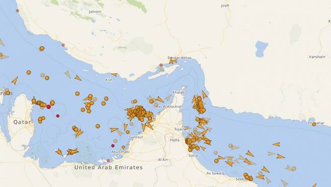 실시간 선박 위치 서비스 '베셀 파인더'의 지도에 호르무즈 해협 주변 각국 유조선 위치가 표시된 모습. Vesselfinder.com