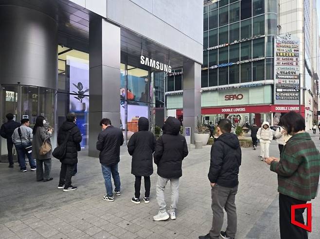 11일 오전 서울 서초구 삼성 강남 앞에 개장 전부터 갤럭시 S26을 수령하러 온 사람들이 줄을 서있다. 노경조 기자