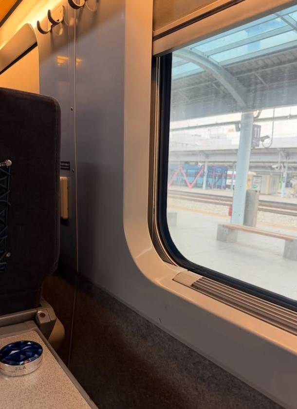 현영, 기차 안에서도 빛나는 동안 미모… 변함없는 피부 관리 비결 ‘눈길’ (출처:현영 인스타그램)