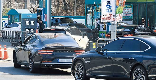 10일 서울 구로구의 한 주유소에 주유하려는 차량이 줄지어 서 있다. 전국 주유소 휘발유 가격은 지난달 28일 1693원에서 이날 1907원까지 올랐지만, 서울 주유소 휘발유 가격은 전날(9일) 1950원에서 1946원으로 소폭 하락했다. 정부는 이르면 이번 주 석유 최고 가격제를 시행할 예정이다. 정부가 시장 주유소 가격에 직접 개입하는 것은 1997년 유가 자유화 이후 29년 만이다./고운호 기자