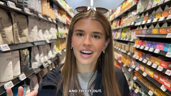 미국 고급 식료품점에서 쇼핑하는 도널드 트럼프 대통령의 손녀 카이 트럼프의 모습. /유튜브