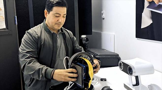 지난 5일(현지 시각) 미 워싱턴주 레드먼드 마이크로소프트(MS) ‘하드웨어 랩’에서 한 엔지니어가 헤드셋을 인체 머리 모형에 착용시키고 있다. 착용 시 머리에 가해지는 압박감을 측정하기 위한 것으로, 오래 써도 머리 눌림이 적은 기기 개발을 위한 실험이다. /강다은 특파원