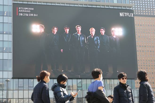 방탄소년단(BTS)의 컴백 무대가 오는 21일 광화문에서 열릴 예정인 가운데 10일 오전 서울 종로구 KT 스크린에서 BTS 컴백 관련 광고가 나오고 있다. /박성원 기자