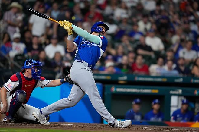 이탈리아의 잭 캐글리온이 11일 미국전에서 4회 2점 홈런을 치고 있다. /AP 연합뉴스