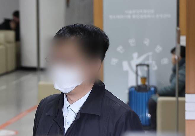 북한에 무인기를 보내 남북 긴장을 조성한 혐의를 받는 30대 대학원생 오모씨가 지난달 26일 영장 심사를 받기 위해 서울중앙지법에 출석했다. /연합뉴스