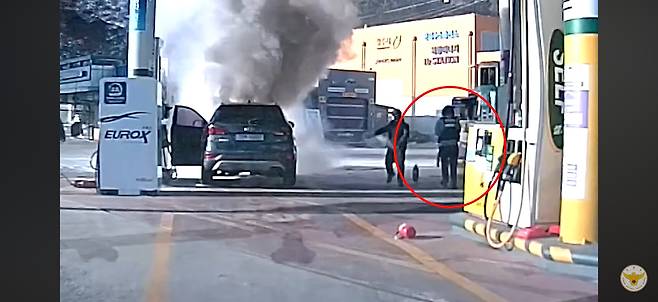 충북 청주의 한 복합 충전소에서 주유 중이던 차량에 불이 났으나, 인근을 순찰하던 경찰이 20초 만에 도착해 초기 진압에 성공했다. 경찰청 유튜브 채널 캡쳐