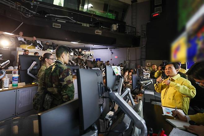 안규백 국방부 장관이 FS연습이 진행 중인 11일 연합 공군구성군사령부를 방문해 연합방위태세를 점검하고 있다. 연합뉴스