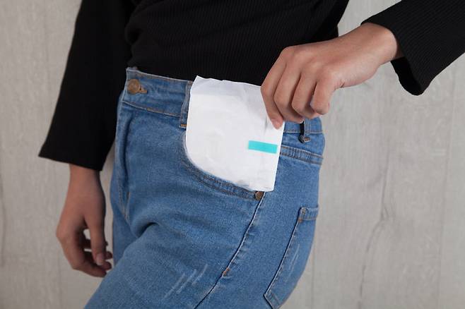 생리용품은 제조 후 3년, 개봉 후 6개월이라는 사용기한을 지켜야 한다. 제품별 권장 교체 주기(패드 3시간, 탐폰 8시간 등)를 엄수하고, 습기가 없는 건조한 곳에 보관하는 것이 좋다. 사진=게티이미지뱅크.