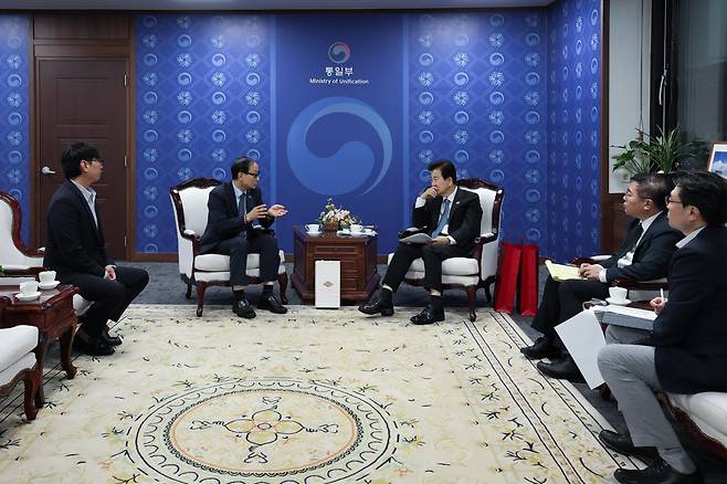 억류자 가족을 면담하는 정동영 통일부 장관. 2025.9.24 통일부 제공