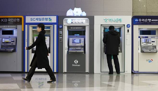 서울 시내 시중 은행 ATM 기기 앞을 시민들이 지나가고 있다. 2026.01.02. 서울=뉴시스