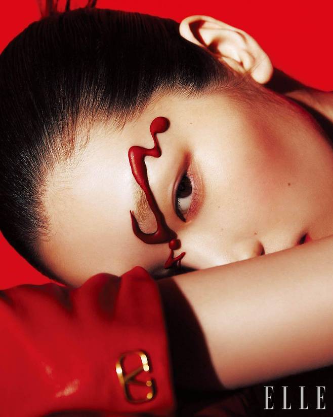 원징이 착용한 가죽 장갑은 Valentino.