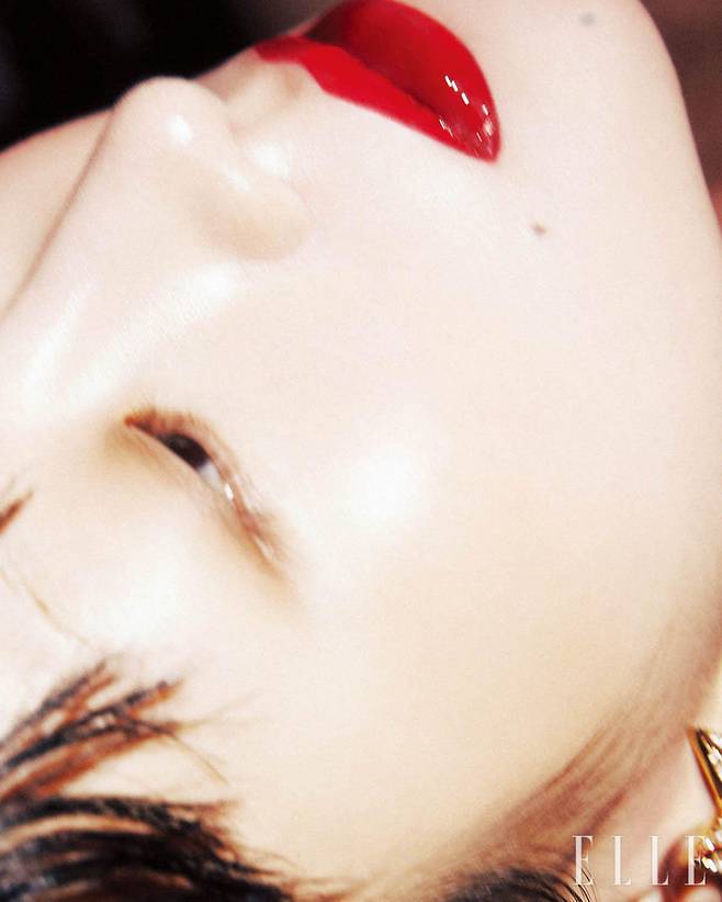 민영이 착용한 골드 별 이어링은 Valentino Garavani.