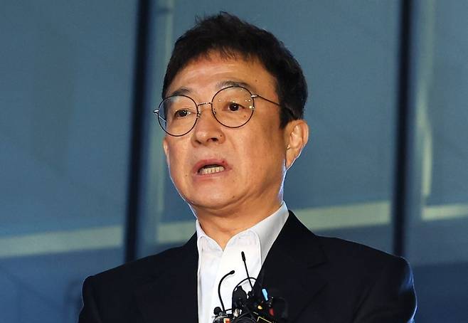 [서울=뉴시스] 최진석 기자 = 도로교통법 위반(음주운전·사고후미조치) 혐의를 받고 있는 배우 이재룡이 10일 서울 강남경찰서에서 피의자 조사를 마친 뒤 심경을 밝히고 있다. 2026.03.10. myjs@newsis.com /사진=뉴시스