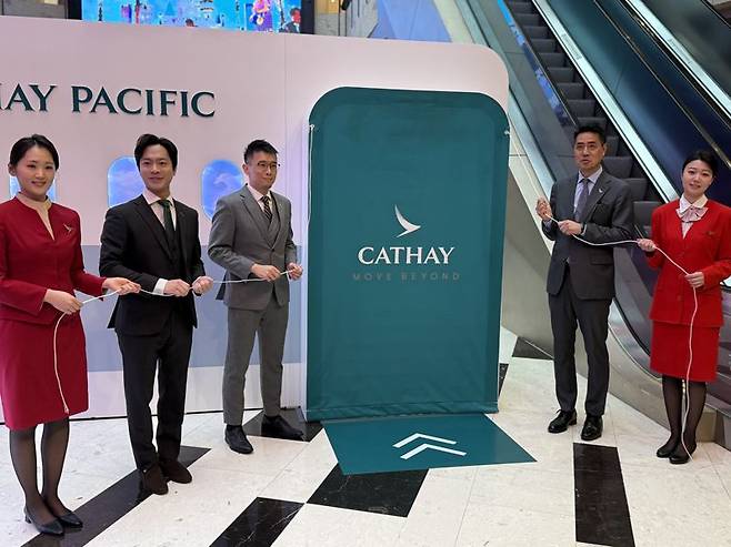 11일 안드레 신 캐세이 한국·대만지역총괄, 양석호 캐세이 한국대표(왼쪽 세번째부터) 등이 서울 여의도 IFC몰 내 설치된 팝업에서 포즈를 취하고 있다. 사진=강구귀 기자